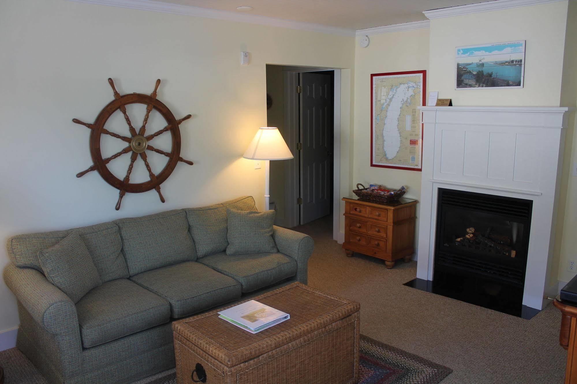 Captain'S Cottage Suites Grand Haven Extérieur photo
