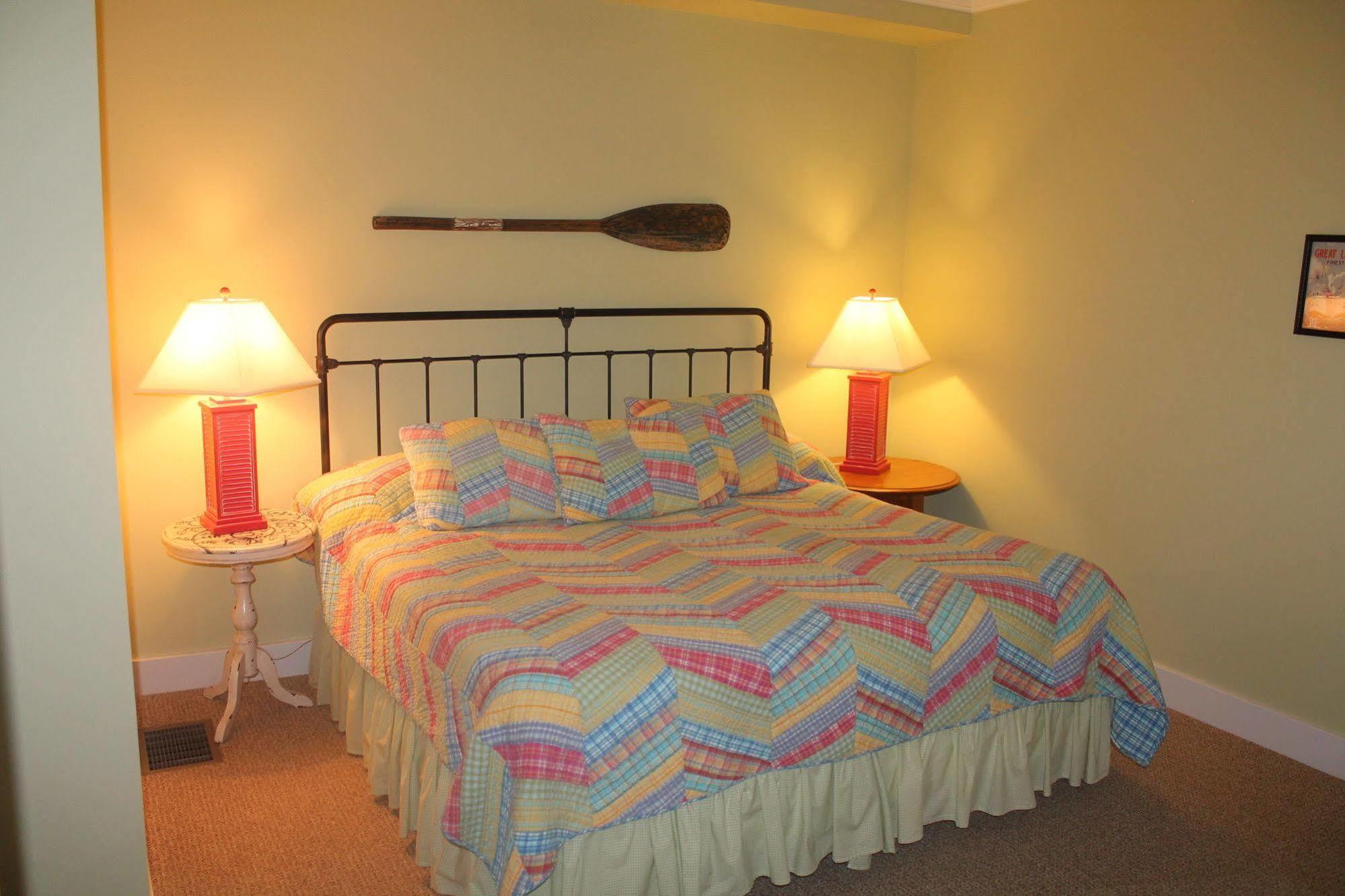 Captain'S Cottage Suites Grand Haven Extérieur photo